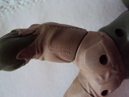 THE INCREDIBLE HULK 2011 (squeeze his legs together for arm and mouth action)  HASBRO SA, CHINA