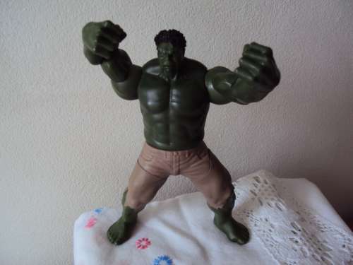 THE INCREDIBLE HULK 2011 (squeeze his legs together for arm and mouth action)  HASBRO SA, CHINA