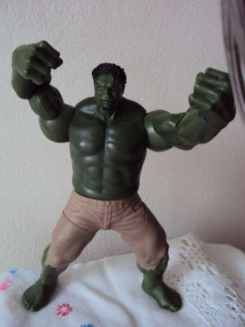 THE INCREDIBLE HULK 2011 (squeeze his legs together for arm and mouth action)  HASBRO SA, CHINA