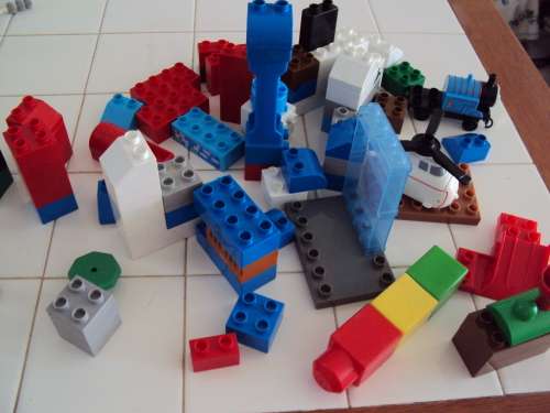 LOT OF OVER 75 MEGA BLOKS INCLUDES THOMAS THE TANK BY GULLANE & A HELICOPTER