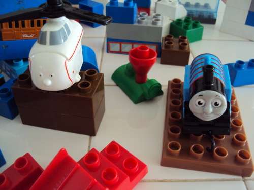 LOT OF OVER 75 MEGA BLOKS INCLUDES THOMAS THE TANK BY GULLANE & A HELICOPTER