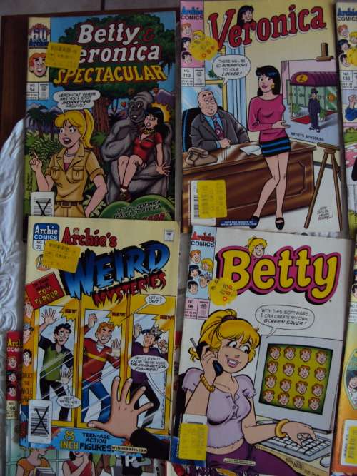 JOB LOT #2 Assorted mix 9x Vintage comics Archie, Jughead, Betty & Veronica  **Good cond