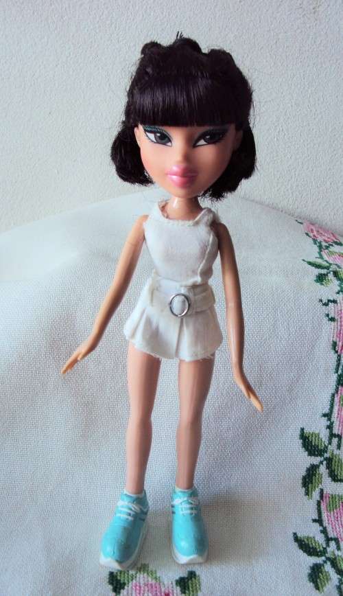 BRATZ TENNIS STAR, pigtails, black hair, bendy legs MGA 2001(23.5cm tall in shoes)