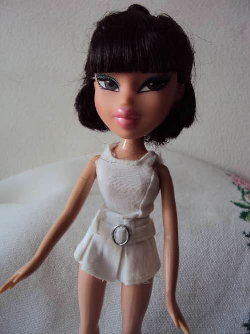BRATZ TENNIS STAR, pigtails, black hair, bendy legs MGA 2001(23.5cm tall in shoes)