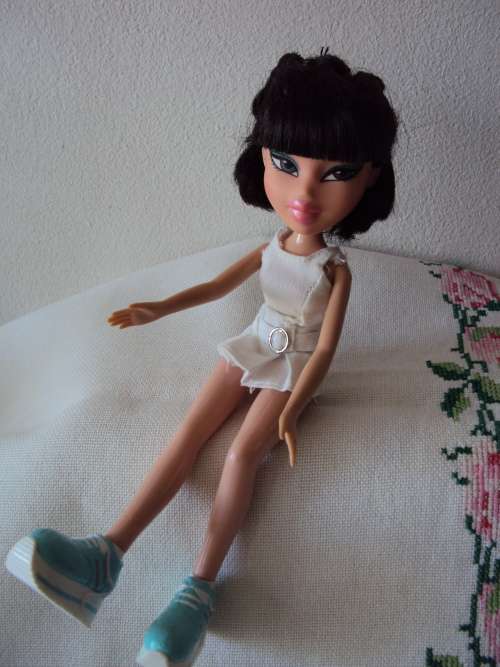 BRATZ TENNIS STAR, pigtails, black hair, bendy legs MGA 2001(23.5cm tall in shoes)