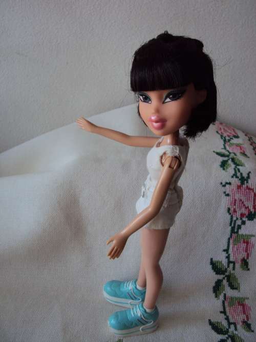 BRATZ TENNIS STAR, pigtails, black hair, bendy legs MGA 2001(23.5cm tall in shoes)