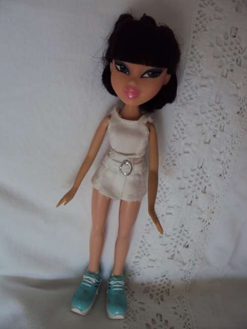 BRATZ TENNIS STAR, pigtails, black hair, bendy legs MGA 2001(23.5cm tall in shoes)