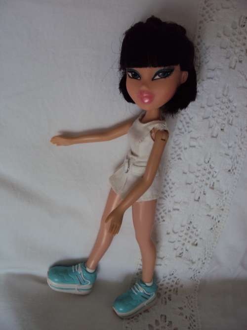 BRATZ TENNIS STAR, pigtails, black hair, bendy legs MGA 2001(23.5cm tall in shoes)