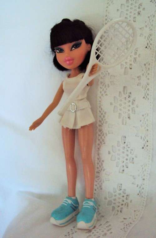 BRATZ TENNIS STAR, pigtails, black hair, bendy legs MGA 2001(23.5cm tall in shoes)