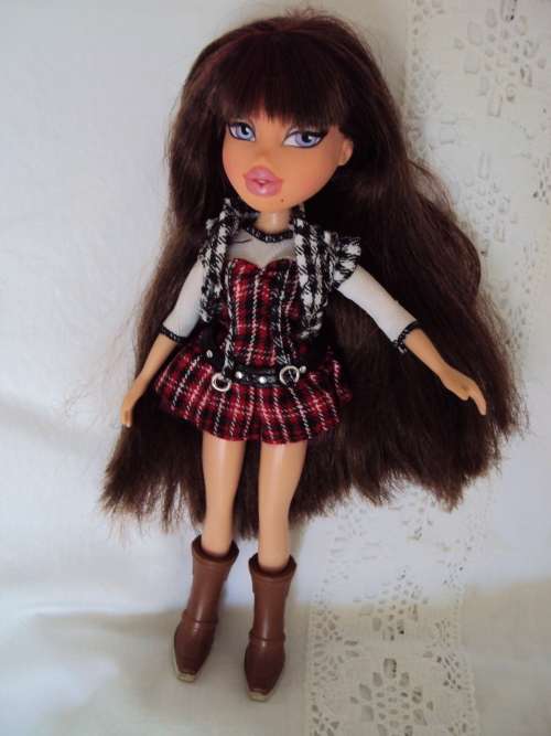 BRATZ SILKY LONGGG AUBURN HAIR WITH RED HIGHLIGHTS IN TARTAN MINI & BOOTS  Beauty spot