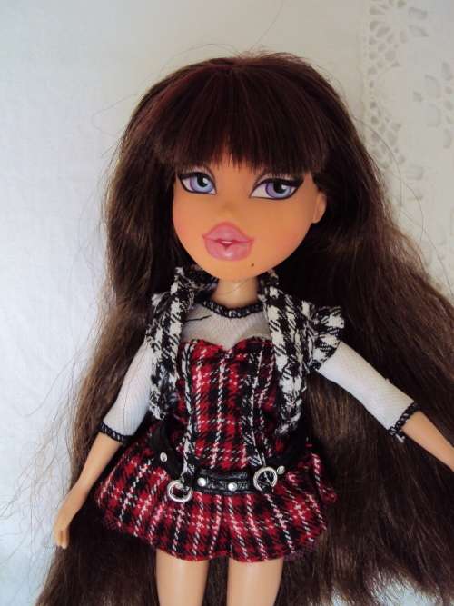 BRATZ SILKY LONGGG AUBURN HAIR WITH RED HIGHLIGHTS IN TARTAN MINI & BOOTS  Beauty spot