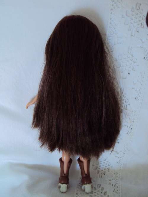 BRATZ SILKY LONGGG AUBURN HAIR WITH RED HIGHLIGHTS IN TARTAN MINI & BOOTS  Beauty spot