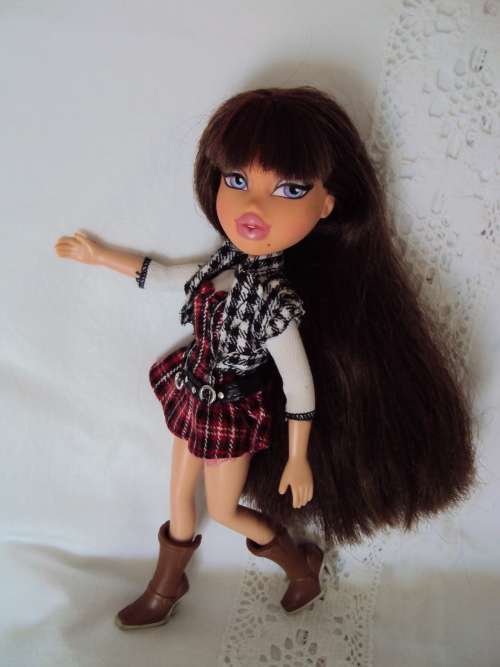 BRATZ SILKY LONGGG AUBURN HAIR WITH RED HIGHLIGHTS IN TARTAN MINI & BOOTS  Beauty spot