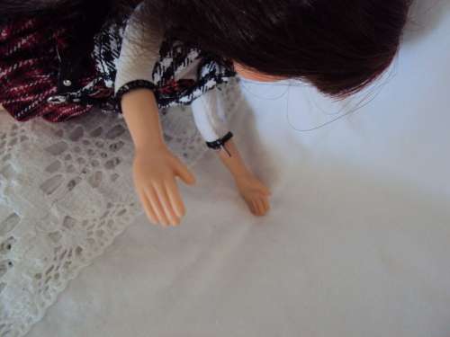 BRATZ SILKY LONGGG AUBURN HAIR WITH RED HIGHLIGHTS IN TARTAN MINI & BOOTS  Beauty spot