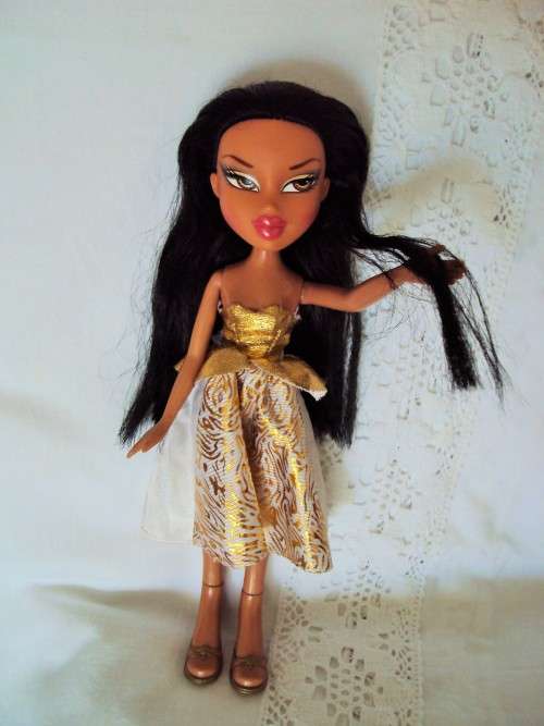 BRATZ SILKY LONG LUSH BLACK HAIR IN GOLD LAME DRESS  click bendy legs MGA 2001
