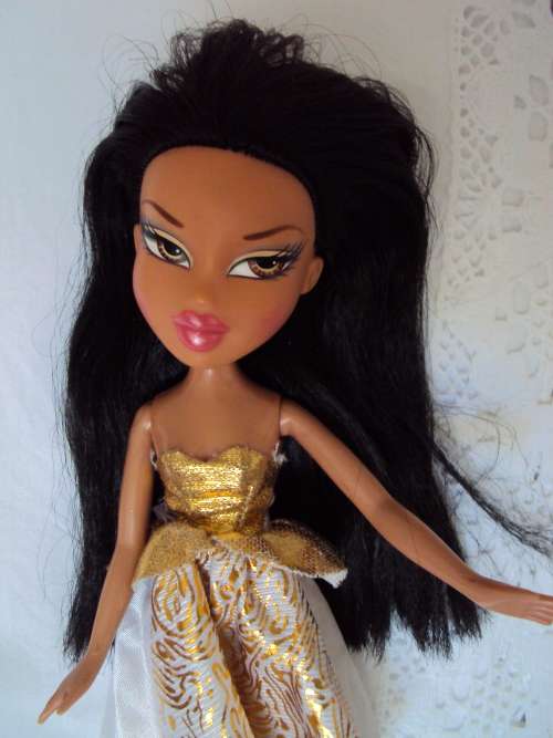 BRATZ SILKY LONG LUSH BLACK HAIR IN GOLD LAME DRESS  click bendy legs MGA 2001
