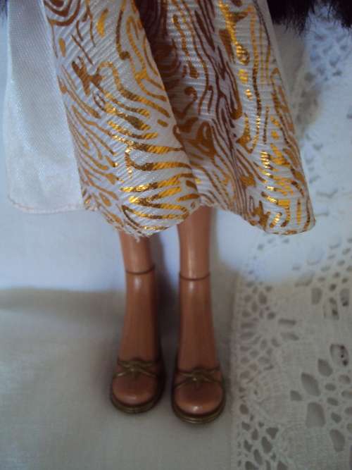 BRATZ SILKY LONG LUSH BLACK HAIR IN GOLD LAME DRESS  click bendy legs MGA 2001