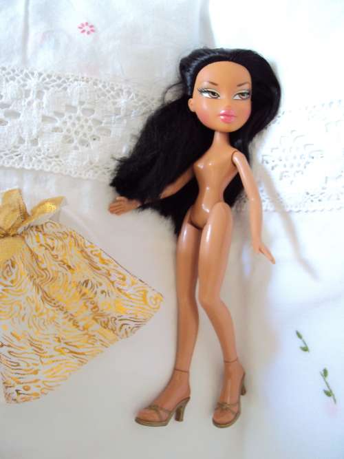 BRATZ SILKY LONG LUSH BLACK HAIR IN GOLD LAME DRESS  click bendy legs MGA 2001