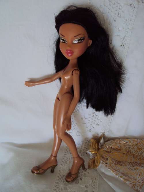 BRATZ SILKY LONG LUSH BLACK HAIR IN GOLD LAME DRESS  click bendy legs MGA 2001