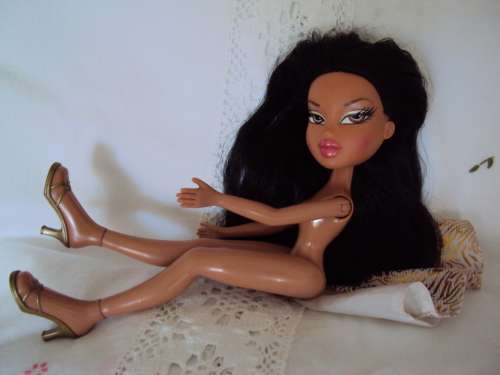 BRATZ SILKY LONG LUSH BLACK HAIR IN GOLD LAME DRESS  click bendy legs MGA 2001