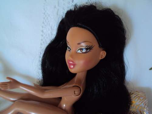 BRATZ SILKY LONG LUSH BLACK HAIR IN GOLD LAME DRESS  click bendy legs MGA 2001