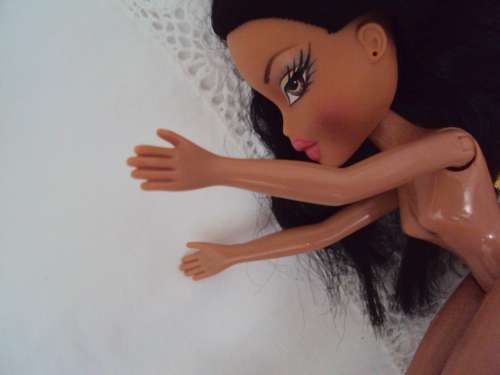 BRATZ SILKY LONG LUSH BLACK HAIR IN GOLD LAME DRESS  click bendy legs MGA 2001