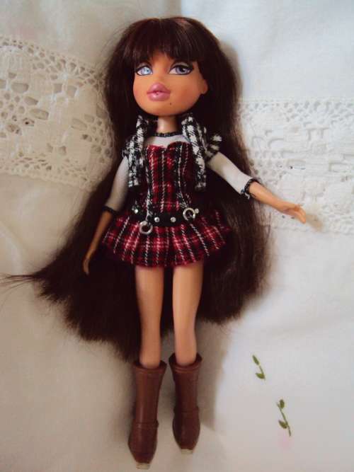 BRATZ SILKY LONGGG AUBURN HAIR WITH RED HIGHLIGHTS IN TARTAN MINI & BOOTS  Beauty spot