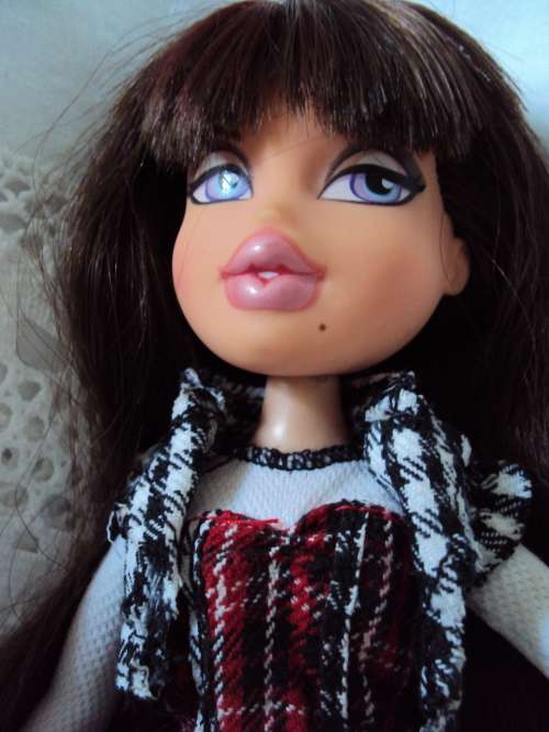 BRATZ SILKY LONGGG AUBURN HAIR WITH RED HIGHLIGHTS IN TARTAN MINI & BOOTS  Beauty spot