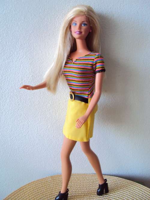 BARBIE DOLL WITH 2 OUTFITS LONG SILKY SMOOTH HAIR & EARRINGS  TWIST WAIST