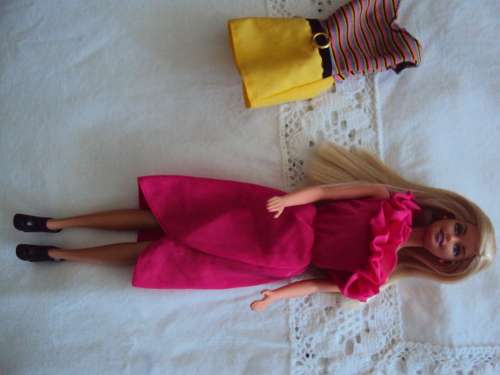 BARBIE DOLL WITH 2 OUTFITS LONG SILKY SMOOTH HAIR & EARRINGS  TWIST WAIST