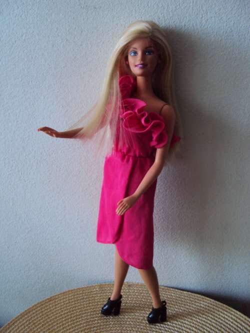 BARBIE DOLL WITH 2 OUTFITS LONG SILKY SMOOTH HAIR & EARRINGS  TWIST WAIST
