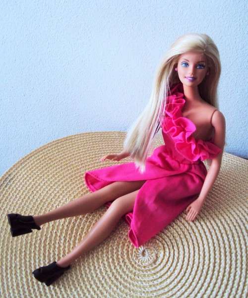 BARBIE DOLL WITH 2 OUTFITS LONG SILKY SMOOTH HAIR & EARRINGS  TWIST WAIST