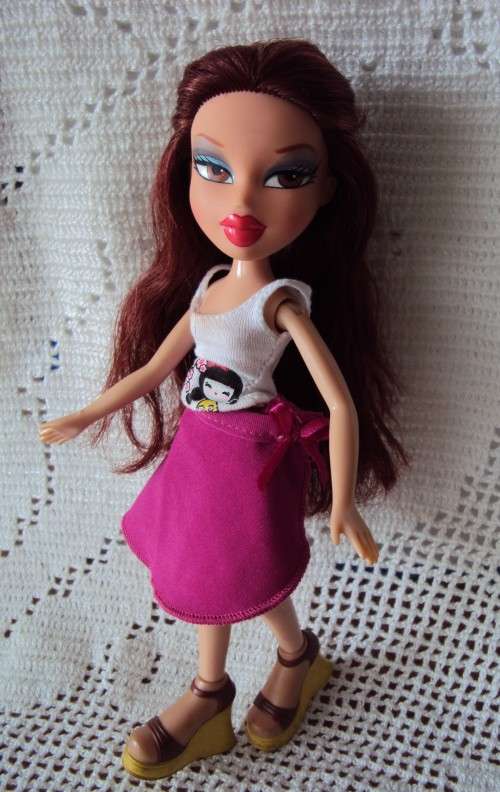 BRATZ THICK LONG SILKY 2 TONE HAIR  Click bend legs MGA 2001 + costume