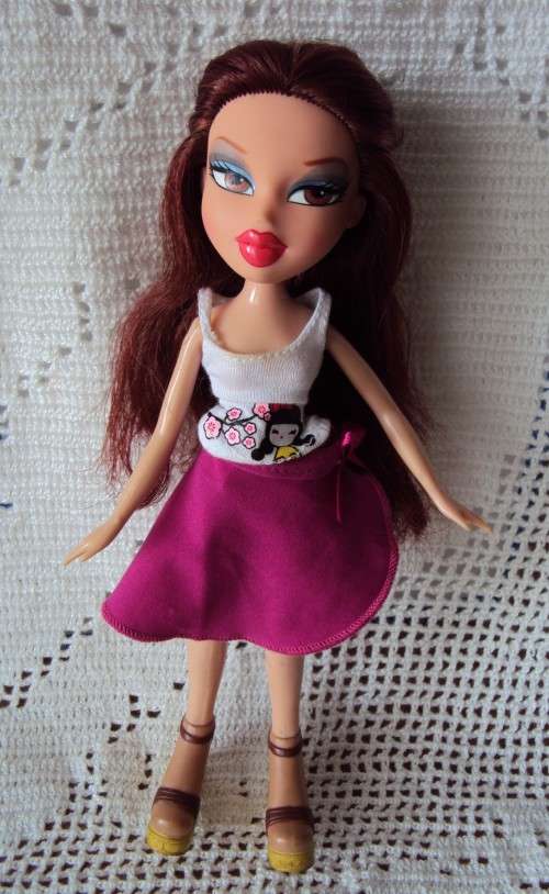 BRATZ THICK LONG SILKY 2 TONE HAIR  Click bend legs MGA 2001 + costume