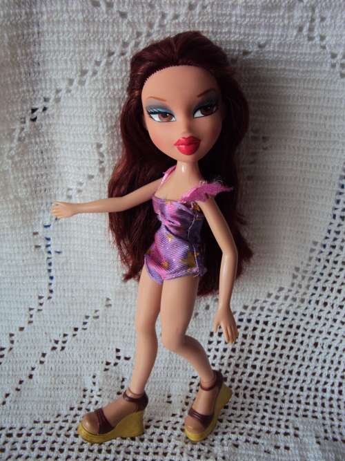 BRATZ THICK LONG SILKY 2 TONE HAIR  Click bend legs MGA 2001 + costume