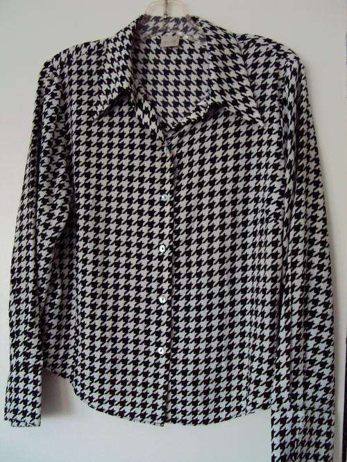 ALWAYS STYLISH TOP QUALITY HOUNDSTOOTH BLOUSE Size 34 soft flowing fabric(like new)