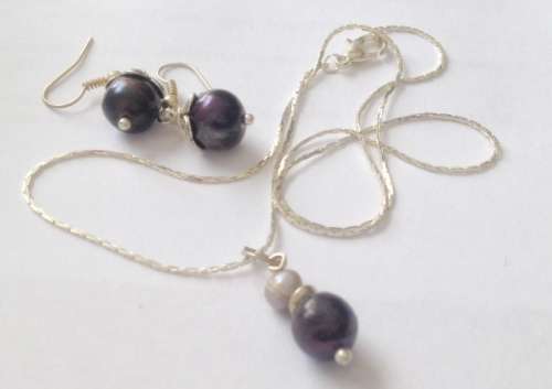 MARYKAY - BEAUTIFULLY HANDCRAFTED BLACK PEARL EARRING AND PENDANT SET