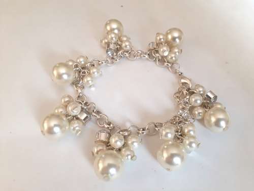 MARYKAY -  LOVELY CHARM PEARL BRACELET WITH 6 TO 12MM PEARLS