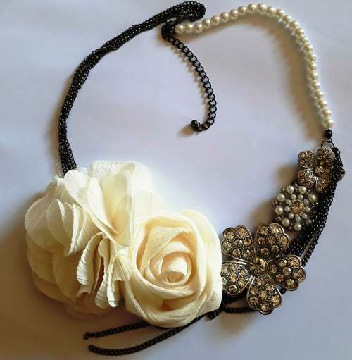 MARYKAY - OH SO PRETTY, FABRIC FLOWER NECKLACE WITH FLOWER DETAIL