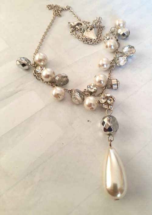 MARYKAY - LOVELY FAUX PEARL NECKLACE WITH CRYSTAL DETAIL