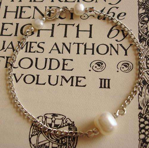 MARYKAY - JUNE BIRTHSTONE - PERFECT SIMPLICITY - WHITE GENUINE FRESHWATER PEARL BRACELET