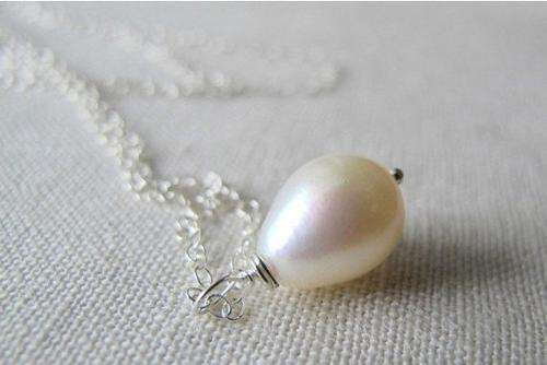 MARYKAY - 8mm WHITE GENUINE FRESHWATER PEARL PENDANT - FREE CHAIN