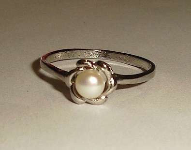 MARYKAY - LOVELY WHITE GENUINE FRESHWATER PEARL RING - 8/Q