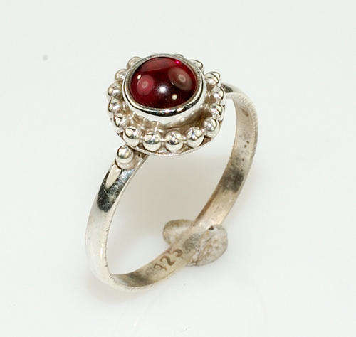 MARYKAY - PETITE AND PRETTY - GARNET RING SET IN STERLING SILVER - CAPRICORN/JANUARY BIRTHSTONE 5/K