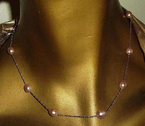 MARYKAY - LOVELY LAVENDER  FRESHWATER PEARL NECKLACE  IN 18CT GOLD PLATING - FREE MATCHING EARRINGS