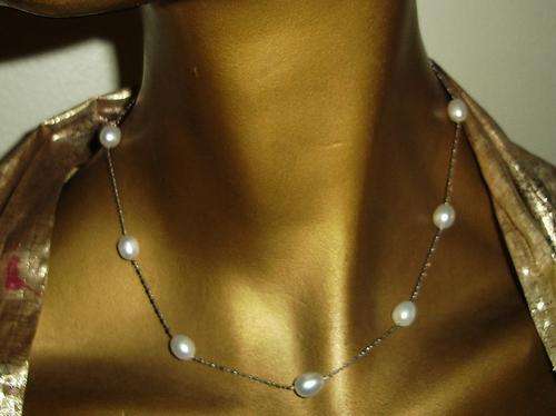 MARYKAY - LOVELY WHITE  FRESHWATER PEARL NECKLACE  IN 18CT GOLD PLATING