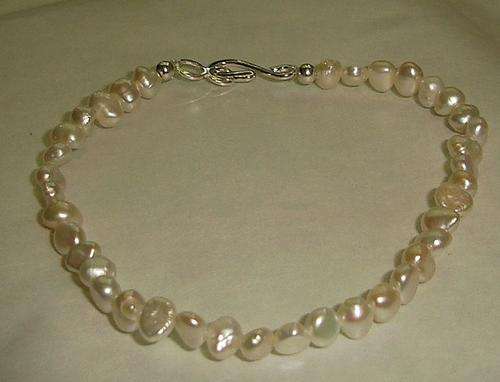 MARYKAY - DAINTY SEED PEARL GENUINE FRESHWATER PEARL BRACELET