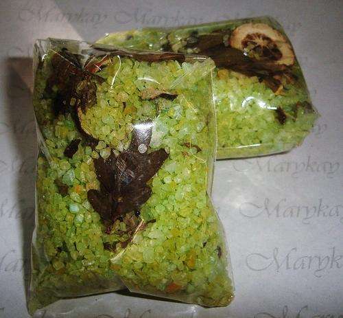 MARYKAY  - NATURAL LEMON AND LIME  SEA SALT BATH SALTS WITH PURE ESSENTIAL OILS