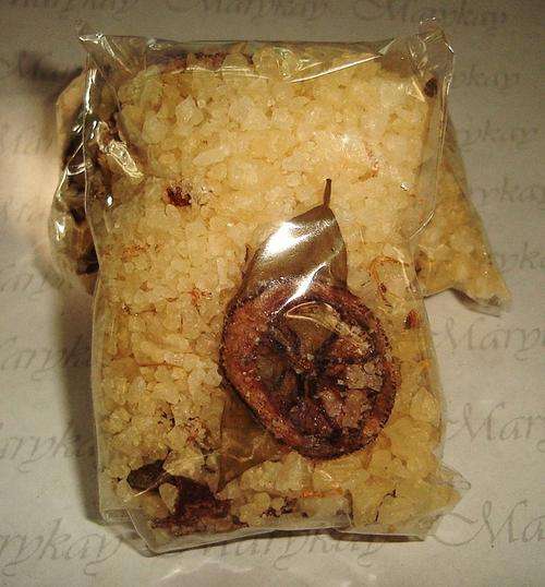 MARYKAY  - NATURAL ORANGE CITRIS SEA SALT BATH SALTS WITH PURE ESSENTIAL OILS