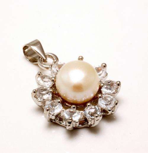 MARYKAY - LOVELY NATURAL FRESHWATER PEARL AND CLEAR QUARTZ 18KT GOLD PLATED PENDANT